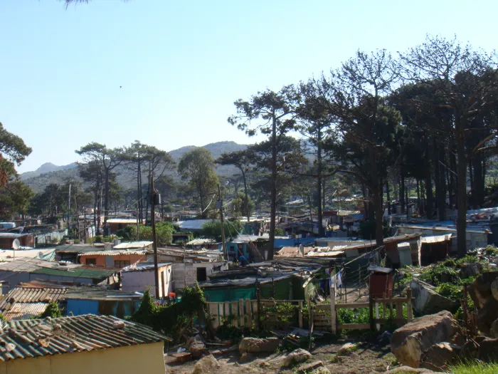 Photo d'un bidonville en Afrique du Sud, on ressent la misère à travers cette photo.